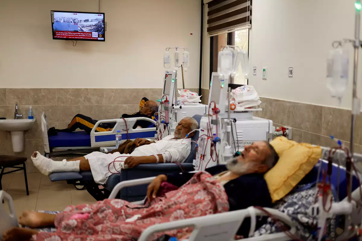 Los pacientes renales palestinos yacen en camas de hospital, ya que los funcionarios de salud dicen que se están quedando sin combustible para operar dispositivos de diálisis, en medio del conflicto israelí-palestino en curso, en el hospital Naser en Khan Younis, en el sur de la Franja de Gaza, el 15 de octubre de 2023.