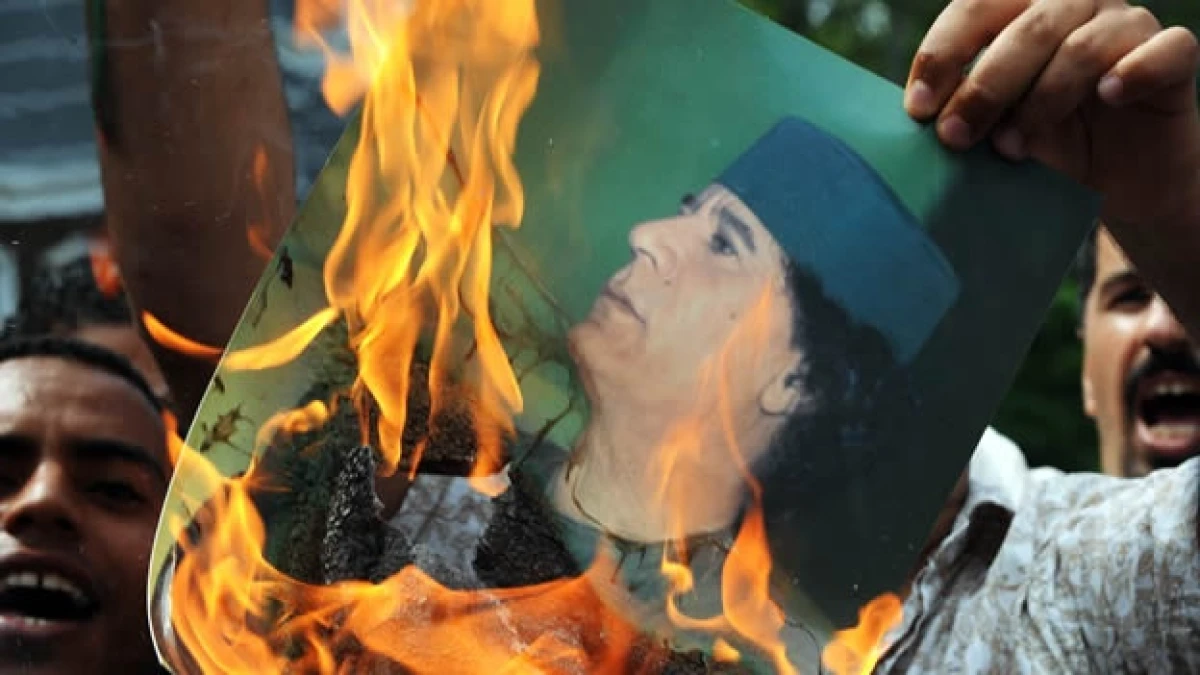 manifestantes queman foto de gadhafi