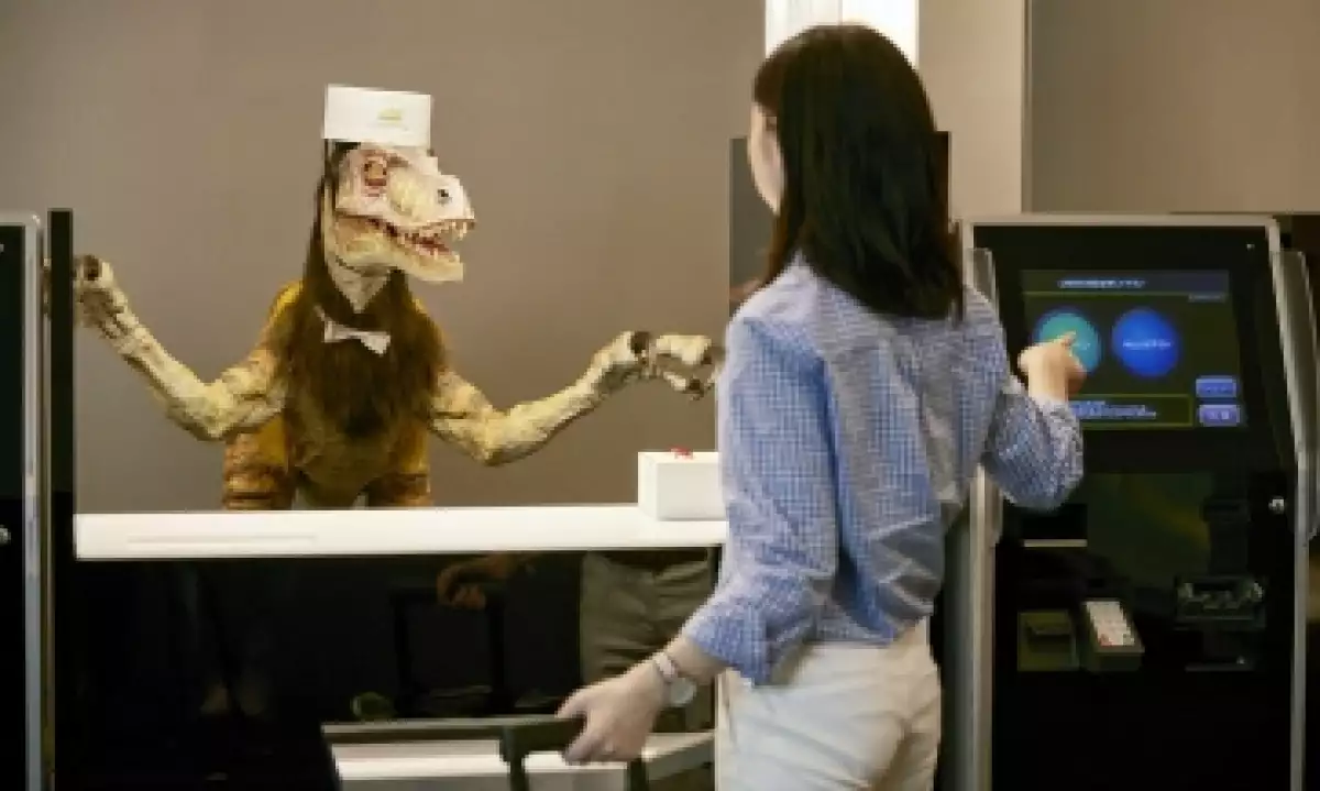 Cuando los huéspedes llegan al hotel los recibe un dinosaurio robot. (Foto: EFE)