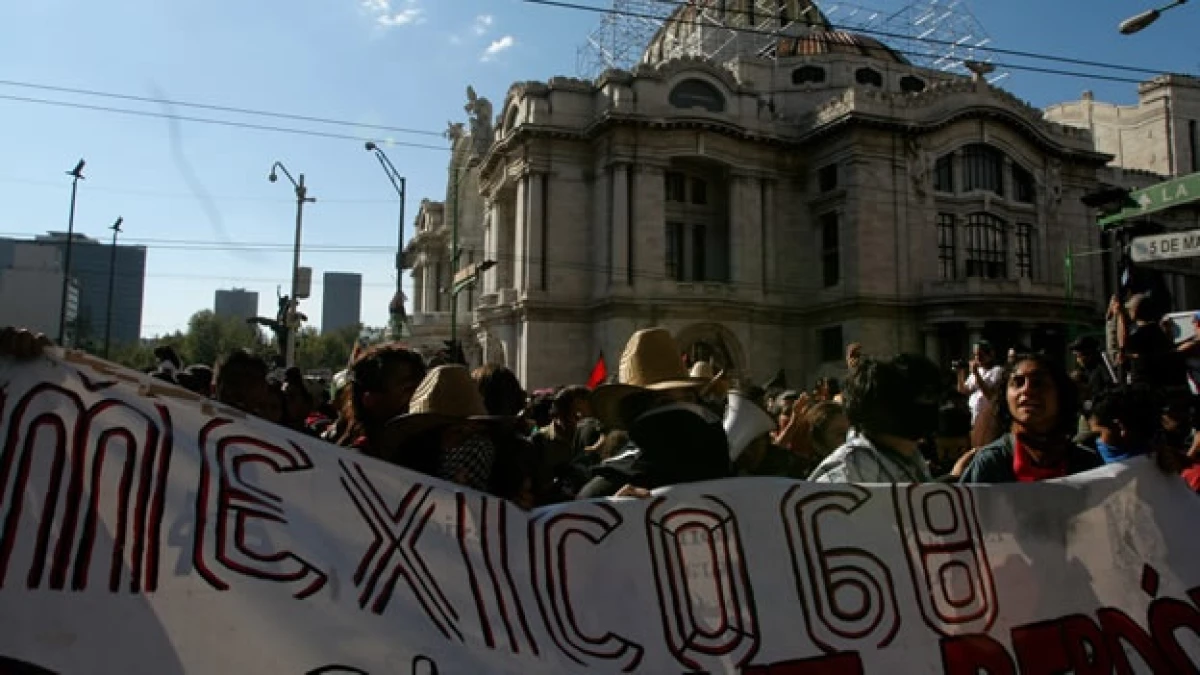Manifestantes marchan en el aniversario del 2 de octubre