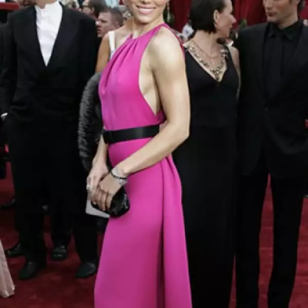 Jessica Biel presumió cuerpazo en un vestido fucsia con cinturón negro.