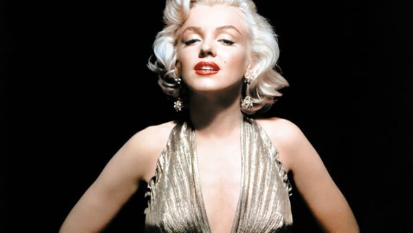 Un fenómeno cultural es esta postal donde se aprecia Monroe portando un vestido con el que aparecería en la cinta ‘Los caballeros las prefieren rubias”, cinta de 1953, dirigida por Howard Hawks.
