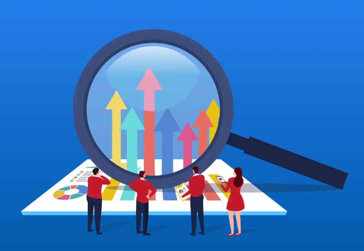 Personas empresarias usan lupa para ver datos 