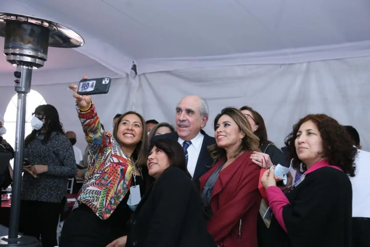 El titular de la UIF con diputadas de Morena.