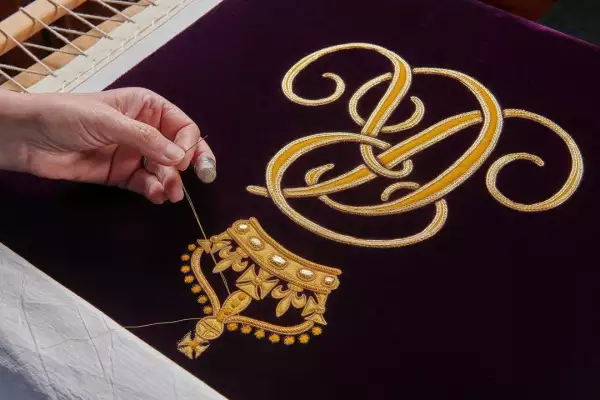 Camila usará la túnica de la reina Isabel II en la coronación