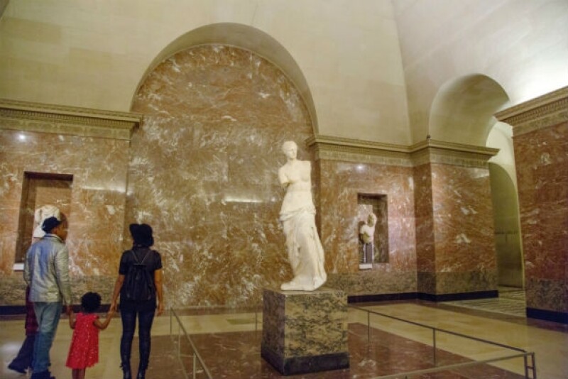 La Venus de Milo da la bienvenida a la familia, quien pudo dar el recorrido sin turistas y paparazzi.