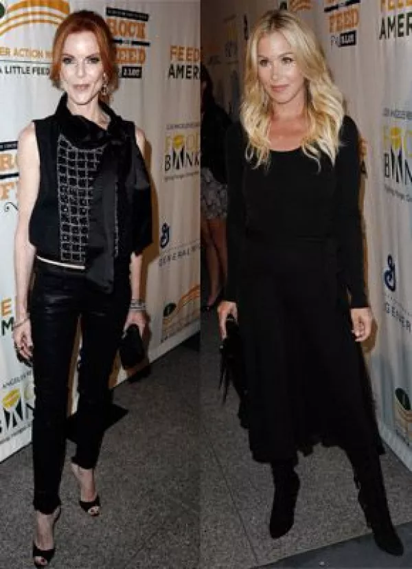 Marcia Cross y Christina Applegate, dos guapas vestidas de negro.