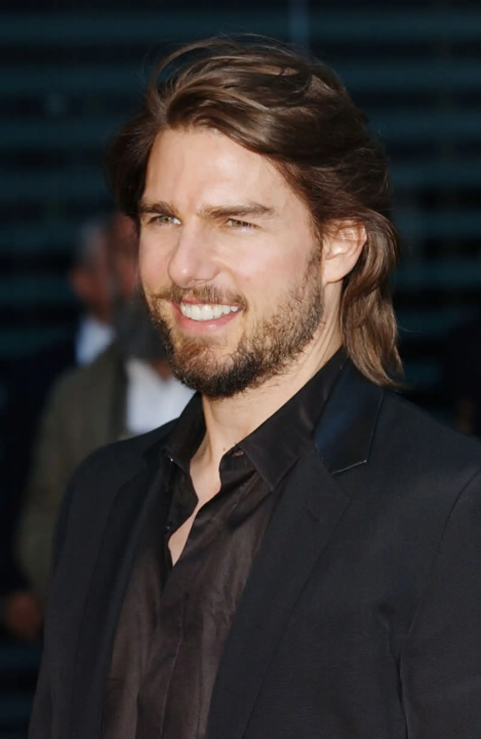 Aún con el pelo largo y barba, Tom lucía espectacularmente guapo.