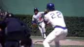 Foto del pitcher Fernando Valenzuela lanzando una bola en un juego contra los Cubs de Chicago en junio de 1981.