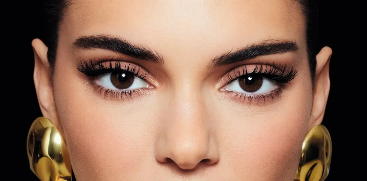 Modelo con maquillaje de ojos.jpg