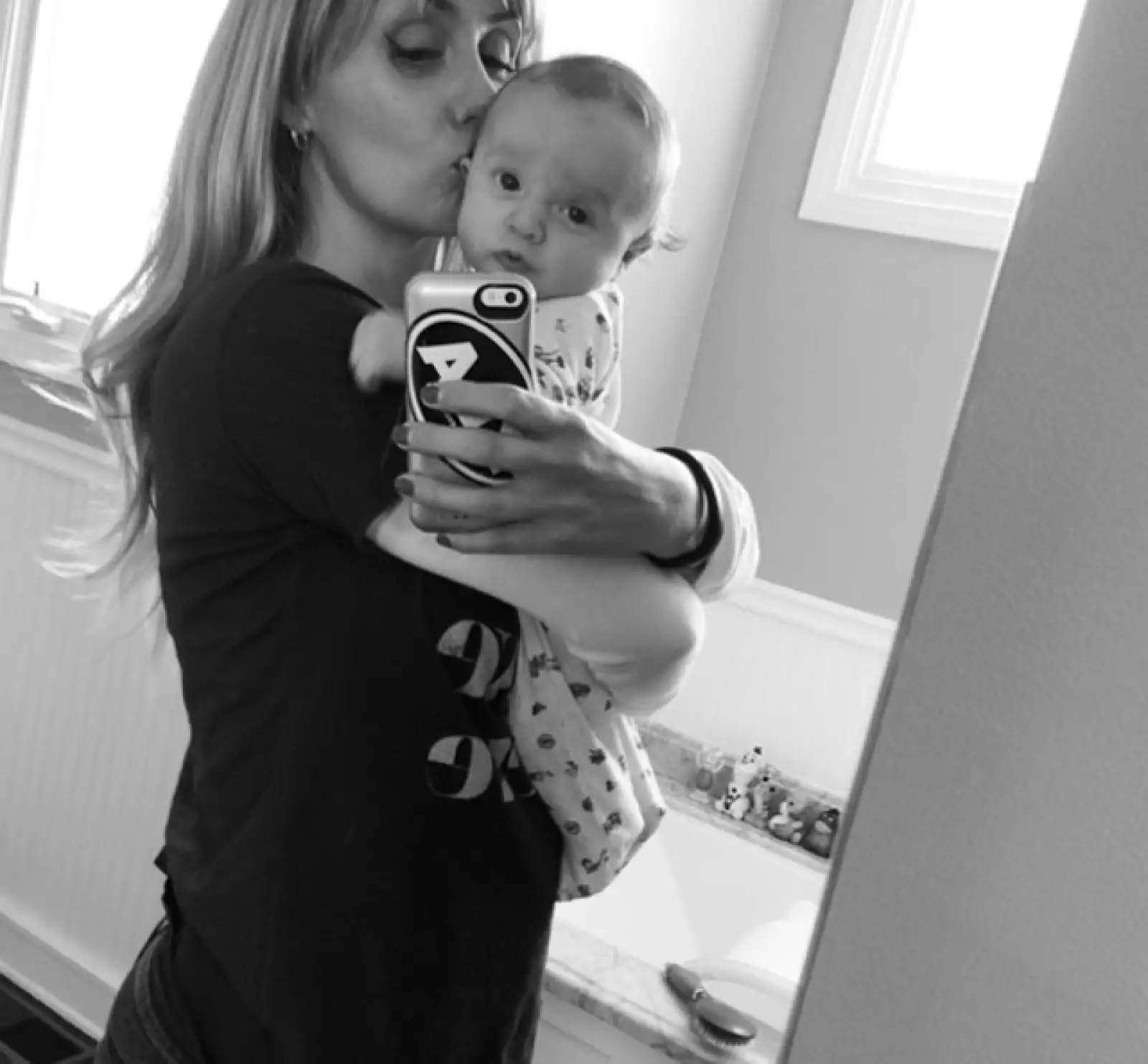 Totalmente enamorada de su hijo, Heidi captura su amor en una selfie.