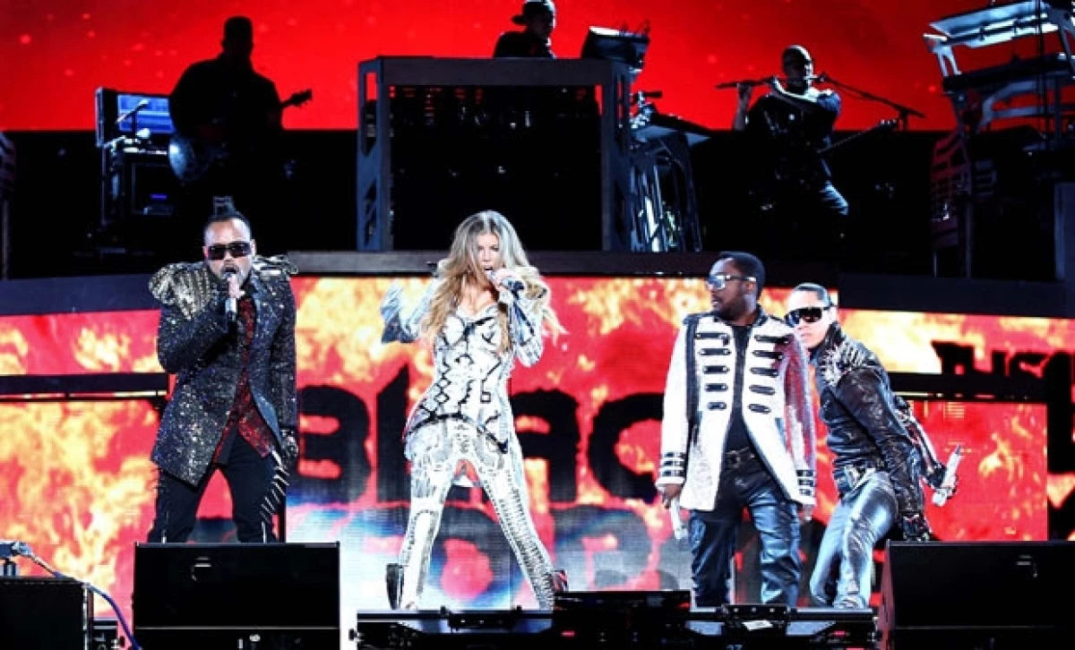 Entre los más de 75 mil asistentes que acudieron al Estadio Azteca para bailar y cantar con la banda californiana estuvieron Ana Cristina Fox, León Krauze, Yordi Rosado, Omar Chaparro entre otros.