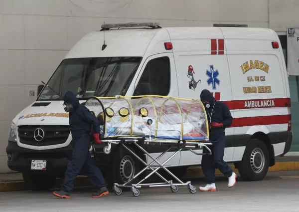 Traslados en cápsula de pacientes contagiando por COVID-19 en el Hospital  General Guillermo Fajardo.