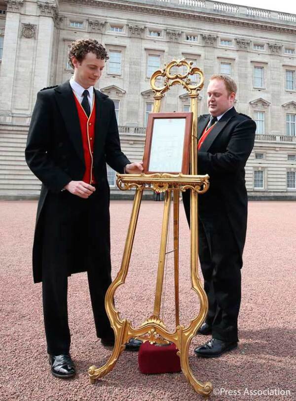 El momento en el que colocan el caballete en las puertas del Palacio de Kensington, tradición milenaria para anunciar la llegada de un nuevo miembro a la familia real.