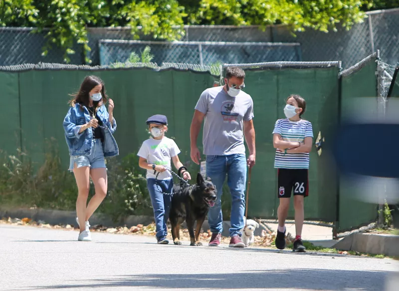 Ben Affleck, Ana de Armas, Violet, Seraphina y Samuel