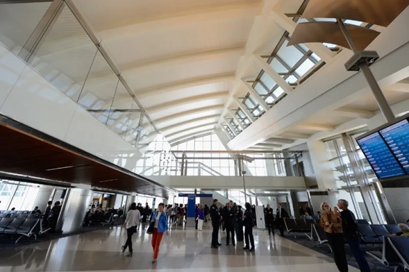 Varias secciones de la terminal aérea fueron evacuadas tras los disparos que ocurrieron en la Terminal 3, según los primeros reportes.