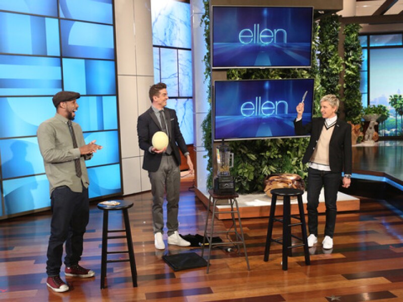 El ilusionista, Adam Trent, asistió al programa de Ellen Degeneres donde destruyó un teléfono frente a los ojos de su dueño, sólo para reaparecerlo en el lugar menos probable. Impactante.
