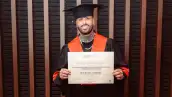 Nicky Jam con su título de Doctor Honoris Causa