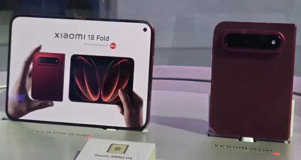 Imagen del Xiaomi 18 Fold en el piso de exhibición durante IFA 2026, en Berlín, Alemania.