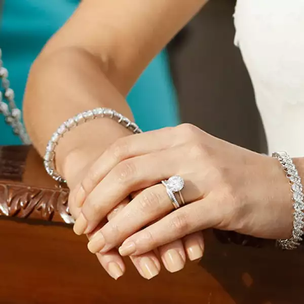 Bárbara con su argolla de matrimonio y anillo de compromiso.