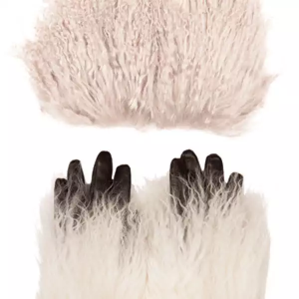 Los guantes llevan un toque excéntrico al acompañar la piel con fur.