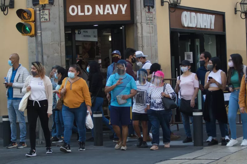 La capital está al límite de llegar al semáforo rojo de la pandemia de Covid-19, esto tras el aumento en casos de contagios diarios y de hospitalizaciones, la Jefa de Gobierno llamó a la ciudadanía a reforzar las medidas sanitarias.