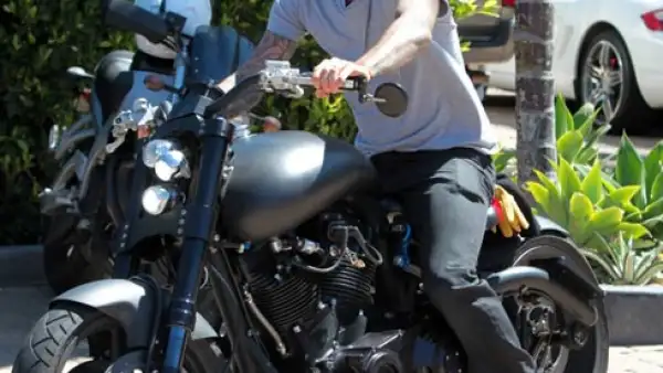El jugador de futbol soccer David Beckham frecuentemente es visto paseando en su moto por Malibú, California.