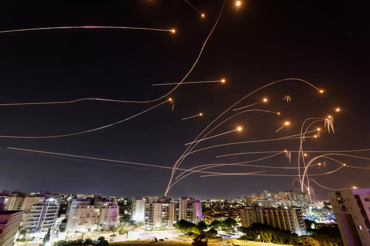El sistema antimisiles Iron Dome de Israel intercepta los cohetes lanzados desde la Franja de Gaza, vistos desde la ciudad de Ashkelon, Israel, el 8 de octubre de 2023.