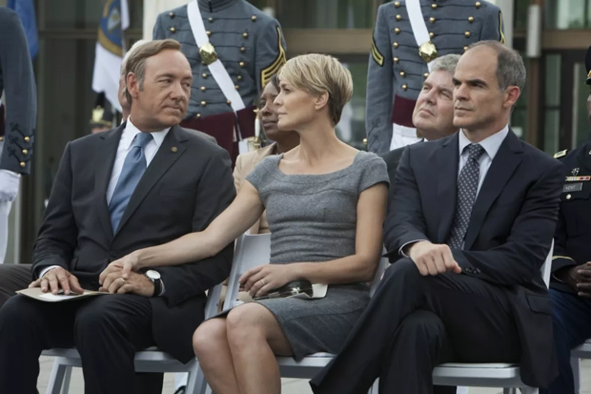 La esposa ideal. Frank no podría tener una mejor compañera. Ella le da lo que necesita sea lo que sea.