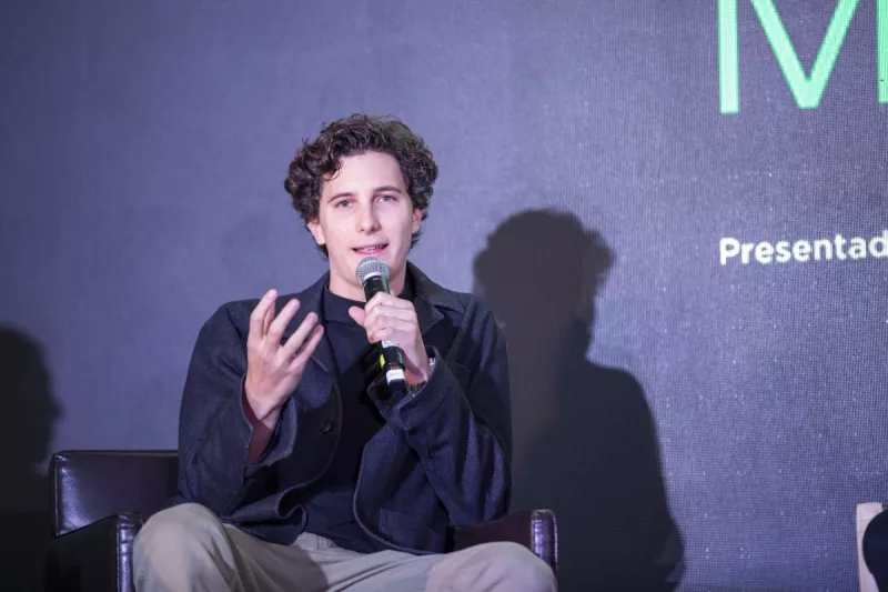 Robe Grill luce muy relajado e inspirado durante su participación en el foro de Uber Eats.