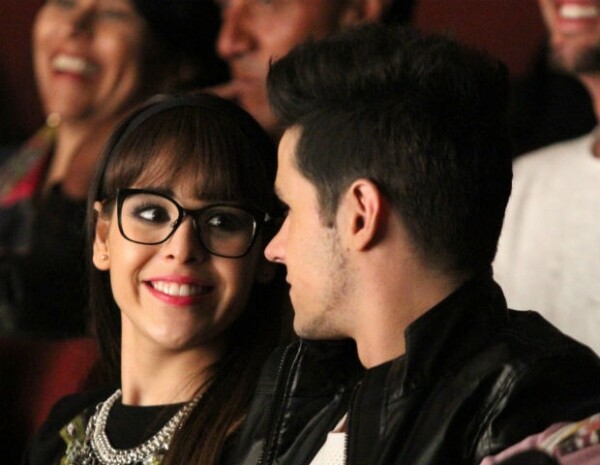Una mirada llena de amor, así es como Danna Paola mira a su querido Ele.