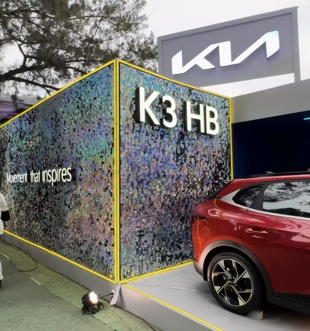 El stand y parte trasera del carro K3 de Kia, en color rojo. 