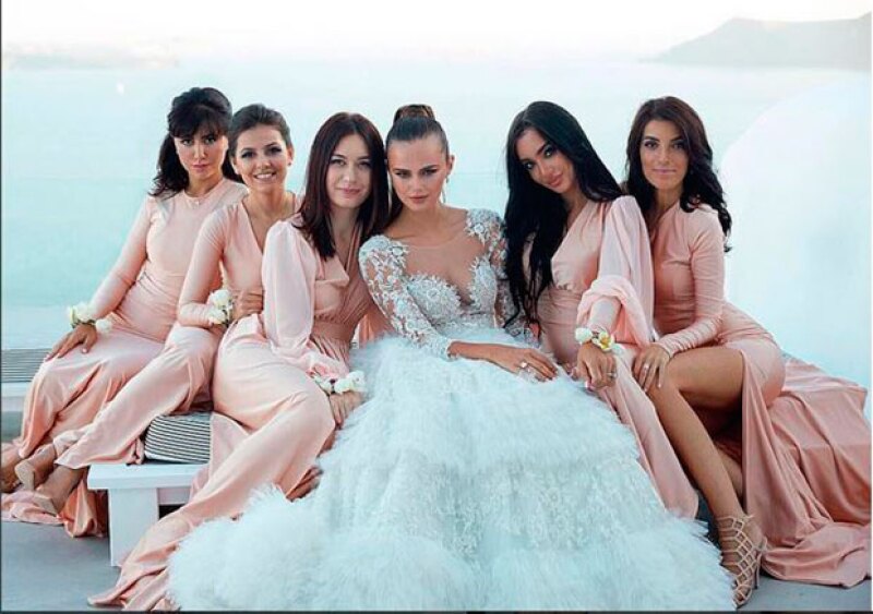 Xenia Deli junto a sus damas de honor.