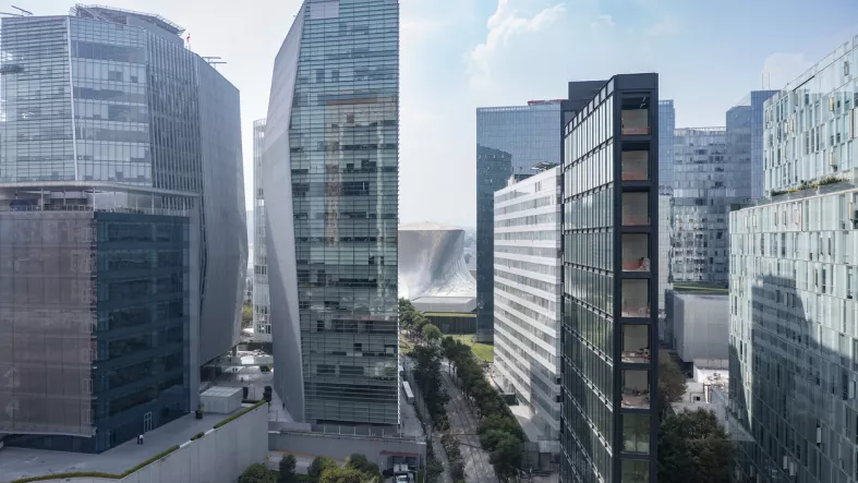 ¿Quién manda en las Fibras en 2025? Industrial y oficinas toman la delantera en metros cuadrados y rendimientos