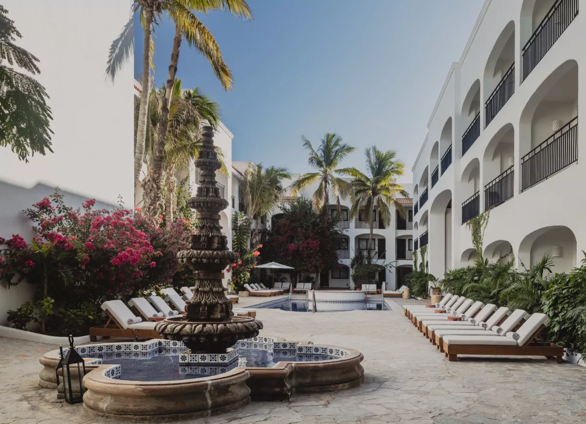 Foto del interior del hotel Tropicana Los Cabos recién remodelado y reabierto al público en el centro de San José del Cabo.