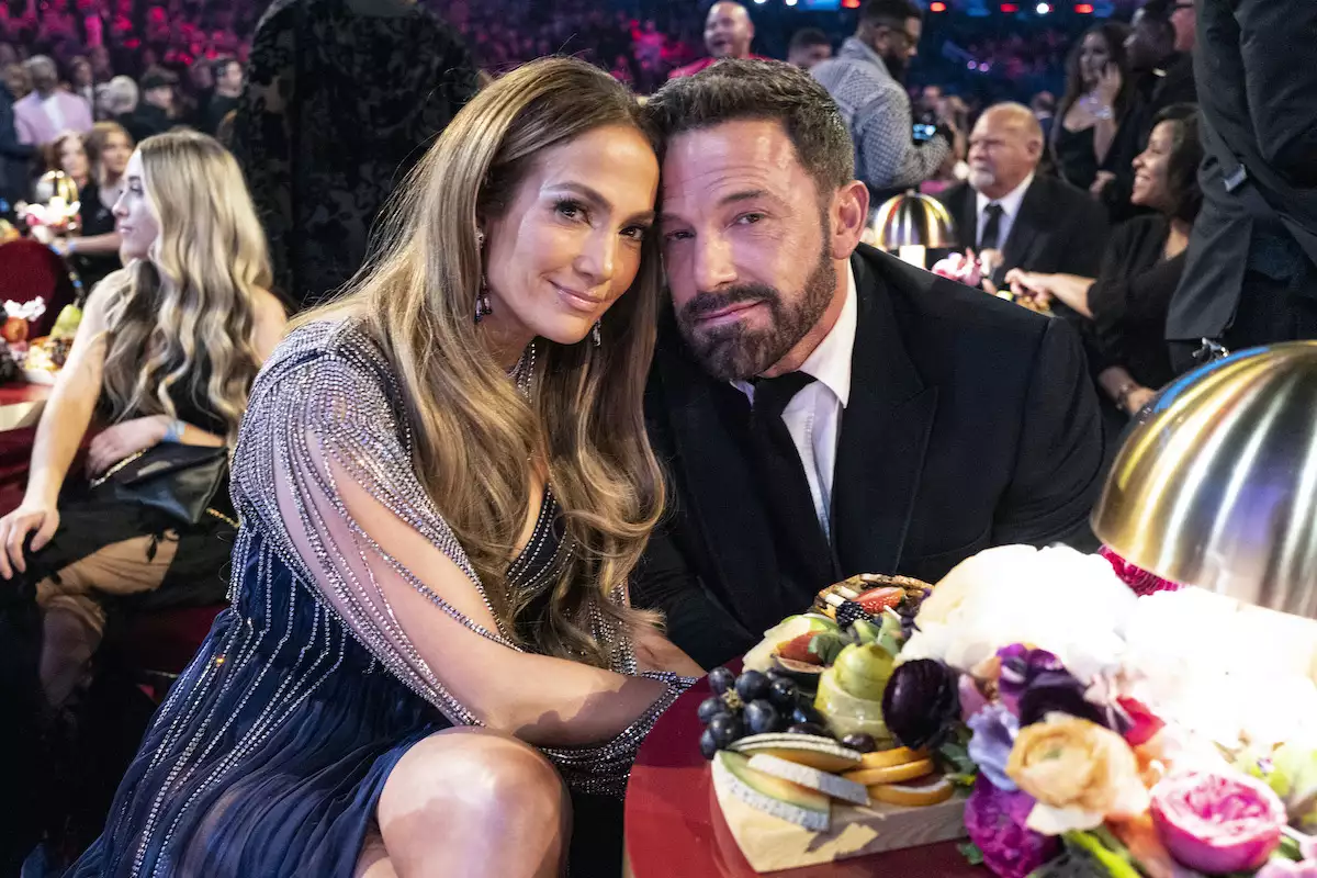 Ben Affleck y Jennifer Lopez protagonizaron un divertido y desconcertante momento en los Grammy 2023