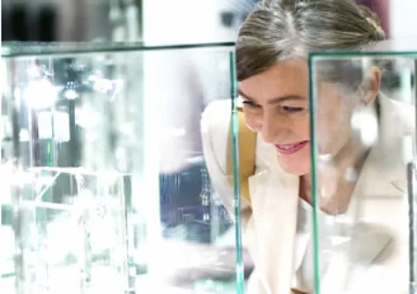 En el Informe de Lujo 2011, 42% de los encuestados acepta que cuando invierte en algo costoso se siente feliz; 38% aseguró que a pesar de estar en malos momentos siempre habrá dinero para un pequeño capricho. (Foto: Photos to go)