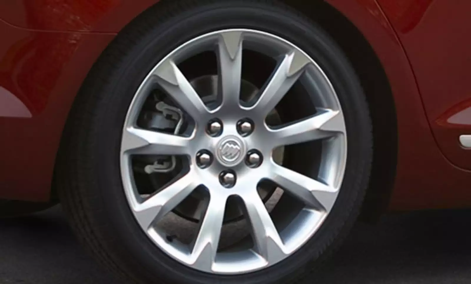 El control de tracción es esencial para la seguridad de los pasajeros. Este sistema, además de cumplir con las funciones de diferencial auto bloqueante limita el giro de las ruedas para que se prevenga la pérdida de adherencia.