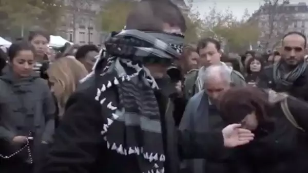 Un experimento social difundido en Facebook muestra a un hombre que, después de los eventos protagonizados por el Estado Islámico en la capital francesa, pidió abrazos a los ciudadanos.