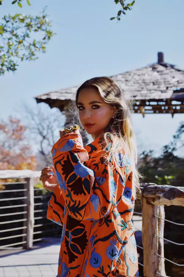 Talía Lanz usa anillos y un trench multicolor de su propia marca.