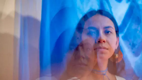 Foto de Laura Itandehui, cantautora mexicana