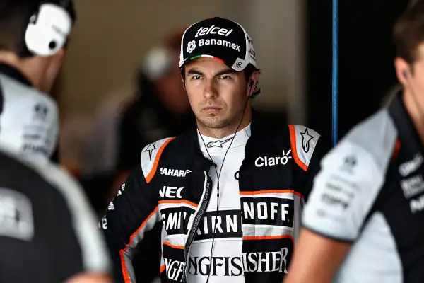El mexicano Sergio Pérez, del equipo Force India, en el garaje durante los entrenamientos para el Gran Premio de Estados Unidos de Fórmula 1 en el Circuito de las Américas, el 21 de octubre de 2016 en Austin, Estados Unidos.