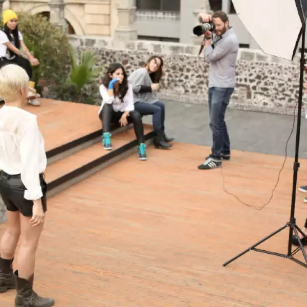 Un equipo de trabajo estuvo al pendiente de mantener cómoda a la estrella española.