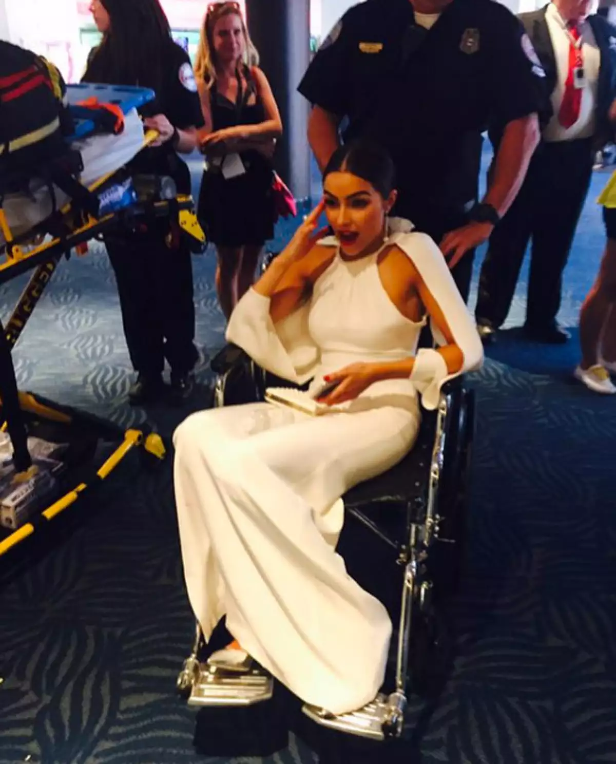 La ex de niCK jonas casi se desmaya durante los EMMY, pero agradeció a sus amigos que la rodeaban por agarrarla antes de desvanecer.