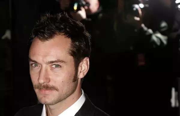 Aquí el look que lució en la cinta `Sherlock Holmes´.