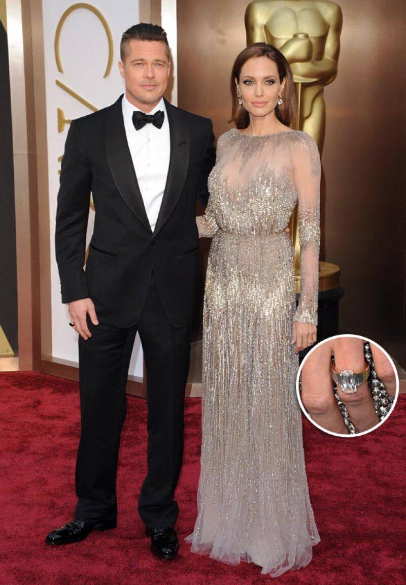 Angelina ha mostrado en más de una ocasión su anillo de compromiso de 250 mil dólares personalizado por el propio Brad Pitt.