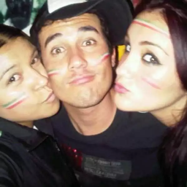 Dulce María celebra la victoria de México entre amigos.