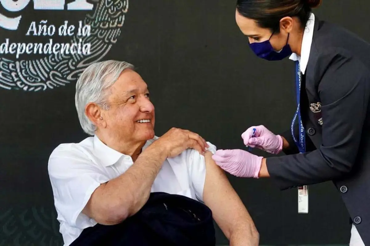 Qué pasó con la vacuna Patria y cómo va (El presidente López Obrador recibiendo el refuerzo de la vacuna contra covid-19)
