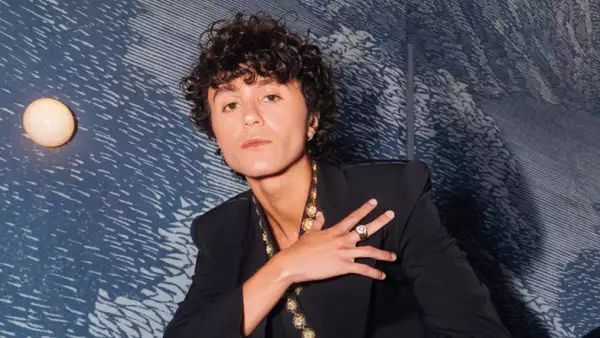 Foto del actor mexicano Fernando Cattori, en la CDMX, vestido de Dolce&Gabbana.