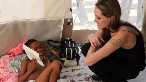 Tras el terremoto en Haití de 2010 que dejó más de 150,000 personas muertas, Angelina Jolie se reunió con niños sobrevivientes.